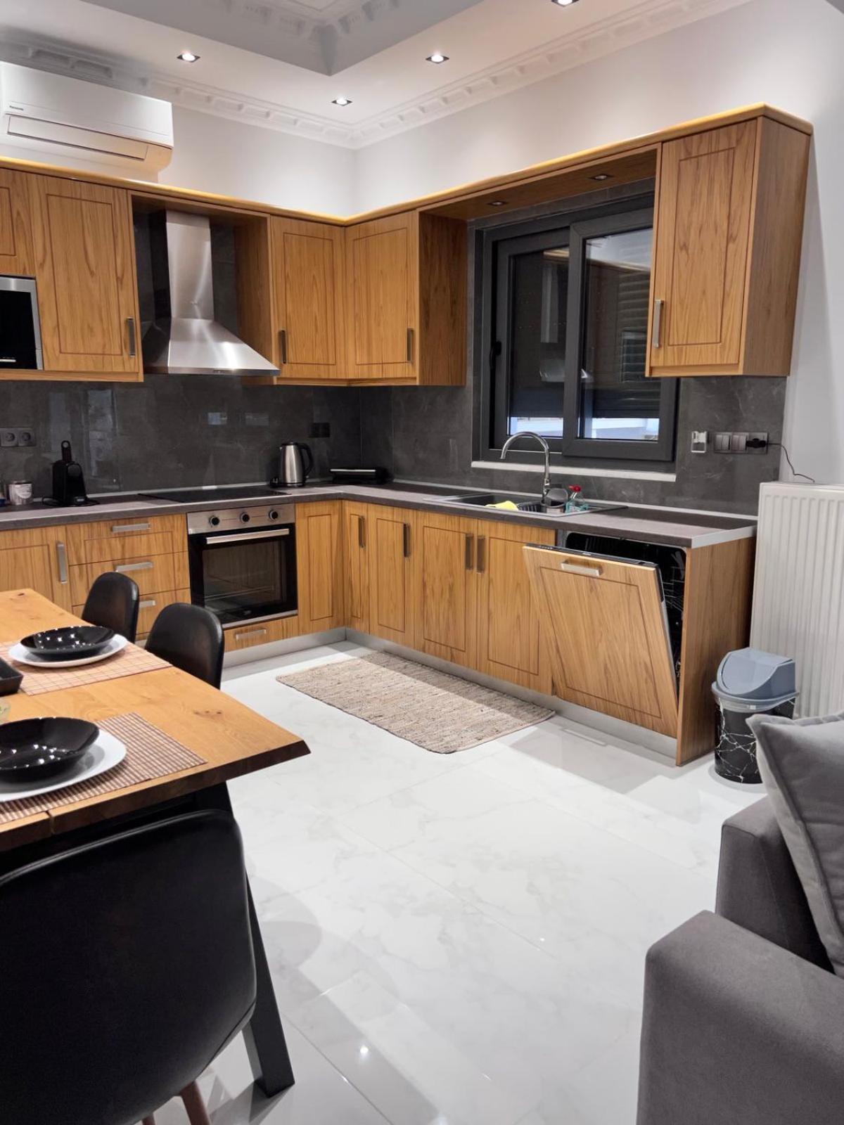 Kontis' Deluxe Furnished Apartment 路特奇 外观 照片